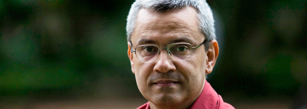 O jornalista Mário Magalhães afirma que "a conspiração comandada por suspeitos e acusados dos crimes mais cabeludos derrubou uma mulher inocente, contra quem inexiste indício de ter se apropriado de bens públicos", enquanto "o capo do conluio no parlamento, o correntista Eduardo Cunha, permanece protegido por seu mandato na Câmara"; para ele, o julgamento foi "farsesco" e evidenciou que a presidente não cometeu crime de responsabilidade; "O governo Temer nasce irrevogavelmente ilegítimo. O golpe vagabundíssimo de 2016 é mais um na história do país. O golpe de 2016 é o maior retrocesso da democracia brasileira nos últimos 52 anos", diz