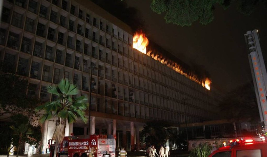 Um incêndio atingiu o oitavo andar do prédio da reitoria da UFRJ, na Ilha do Fundão, na zona norte do Rio; segundo o Corpo de Bombeiros, o incêndio foi de grandes proporções; a assessoria de imprensa da instituição, o reitor da UFRJ, Roberto Leher, acompanhou o trabalho dos bombeiros com o prefeito da universidade, Paulo Mario Ripper, e o pró-reitor de Gestão e Governança, Ivan Carmo; não houve vítimas
 