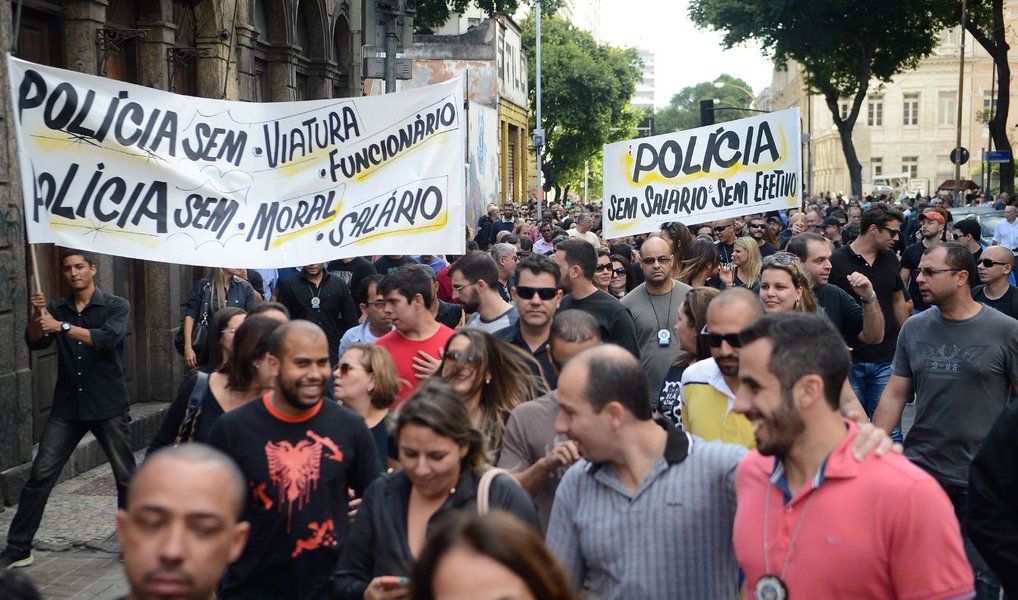 Policiais civis do Rio de Janeiro fizeram hoje (27) um protesto e paralisaram parcialmente o atendimento em delegacias do estado, contra atrasos nos salários, falta de material de expediente, serviços de limpeza e escassez de combustível; uma paralisação da categoria durante a Olimpíada não está descartada, segundo o presidente da Coligação de Policiais Civis do Estado do Rio de Janeiro (Colpol-RJ), Fábio Neira
