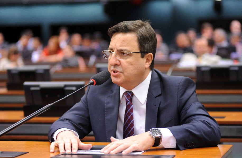 Ficou para a próxima semana, ainda sem data marcada, a decisão da Comissão de Constituição e Justiça (CCJ) da Câmara sobre a proposta de emenda à Constituição (PEC 241/16), enviada pelo governo interino de Michel Temer, que limita os gastos públicos para as despesas primárias nos poderes Executivo, Legislativo e Judiciário; nesta terça-feira, depois que o relator da proposta, deputado Danilo Forte (PSB-CE) - foto, leu o parecer favorável à medida, diversos parlamentares apresentaram pedido de vista adiando a decisão sobre o texto