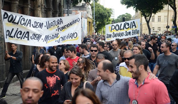 Policiais civis do Rio de Janeiro fizeram hoje (27) um protesto e paralisaram parcialmente o atendimento em delegacias do estado, contra atrasos nos salários, falta de material de expediente, serviços de limpeza e escassez de combustível; uma paralisação da categoria durante a Olimpíada não está descartada, segundo o presidente da Coligação de Policiais Civis do Estado do Rio de Janeiro (Colpol-RJ), Fábio Neira