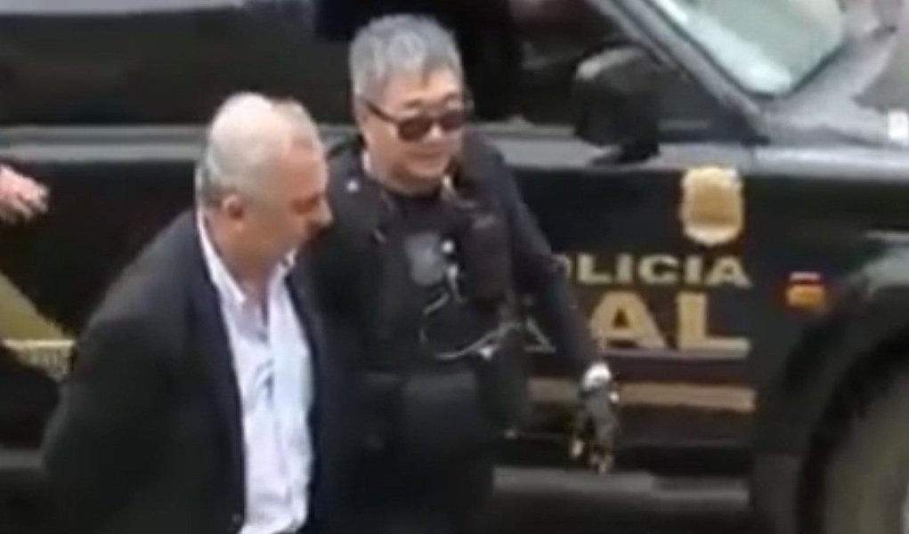 Agente da Polícia Federal Newton Ishii, que ficou conhecido como Japonês da Federal por aparecer em fotos e filmagens escoltando presos na Operação Lava Jato, voltou a atuar na escolta de presos da Lava Jato; somente nesta semana, Ishii escoltou o empresário José Carlos Bumlai e o ex-presidente da empreiteira OAS Léo Pinheiro, presos em novos desdobramentos das investigações; Ishii foi condenado a 4,2 anos de prisão por facilitar a entrada de contrabando no Brasil e usa uma tornozeleira eletrônica