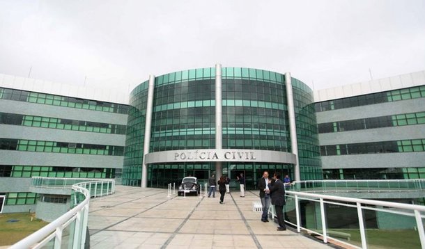 Policiais civis do Distrito Federal decidiram, em assembleia que não cumprirão a determinação do Ministério Público (MPDFT) e da direção-geral da Polícia Civil para ampliar o número de delegacias que funcionam em plantão, 24 horas por dia; a mudança também aumentaria em três horas o funcionamento das outras unidades; de acordo com o Sinpol-DF, o efetivo de policiais corresponde a 50% do ideal e, por isso, não há como cumprir a medida; “Há cerca de 5 mil policiais civis em Brasília, sendo que o ideal seria mais de 10 mil”, informou a entidade