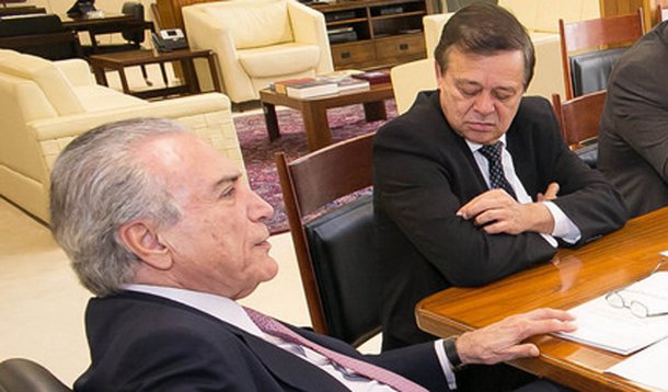 Cerca de 13 deputados da base aliada de Michel Temer já se apresentam como candidatos à presidência da Câmara, na expectativa de renúncia de Eduardo Cunha, réu de duas ações no STF; preocupado com o racha que se anuncia, presidente interino tem apelado a aliados pela unidade: “Achem um nome que una a base”; cotado para sucessão, Jovair Arantes (GO) descreveu o clima da disputa: “o certo é ter o menos ruído possível. Mas é uma Casa política, onde tem disputa até para 3° vice-presidente de comissão sem importância”