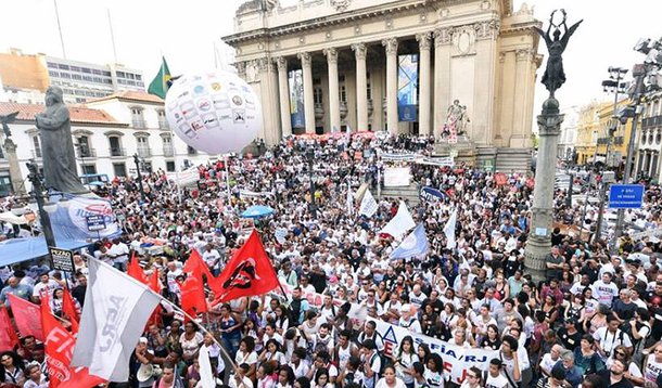 A Defensoria Pública do Rio de Janeiro está expedindo ofício às Secretaria de Fazenda e de Planejamento para que informem - em 24 horas - a data de pagamento da segunda parcela dos salários dos servidores ativos, inativos e pensionistas do estado, bem como o valor restante para quitação do salário de junho; a medida, na avaliação da Defensoria Pública, é necessária para que o órgão possa, a partir da resposta, tomar as medidas judiciais cabíveis visando garantir o pagamento do funcionalismo