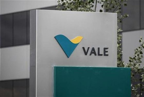 A mineradora Vale, maior produtora global de minério de ferro, relatou nesta quinta-feira lucro líquido de 1,842 bilhão de reais no terceiro trimestre, com maiores volumes vendidos e preços mais altos do seu principal produto; a companhia reverteu prejuízo de 6,663 bilhões de reais registrado no mesmo período do ano passado, quando a variação cambial havia afetado os resultados