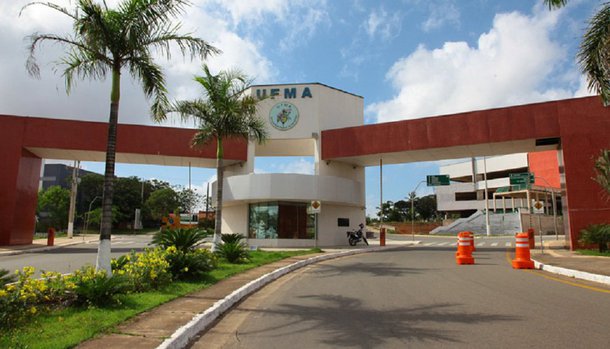 Um estudante universitário identificado como Kelvin Rodrigues Ribeiro, de 22 anos, foi encontrado morto com golpes de faca na noite de sexta-feira (5), em São Luís, no banheiro situado na Universidade Federal do Maranhão (UFMA); uma festa era realizada no campus no momento do crime; segundo informações da polícia, o estudante que tinha iniciado o curso de Bacharel em Ciência e Tecnologia recebeu várias perfurações nas costas