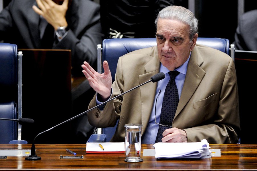 Primeira pessoa indicada pela defesa da presidente Dilma a ser ouvida no julgamento do impeachment, o economista Luiz Gonzaga Belluzzo disse que ela foi excessivamente responsável com as medidas fiscais de 2015 e afirmou que "o afastamento da presidente pelos motivos alegados é um atentado à democracia"; segundo ele, o impacto provocado pela edição dos decretos suplementares, mesmo sem autorização do Congresso, foi "ridículo"