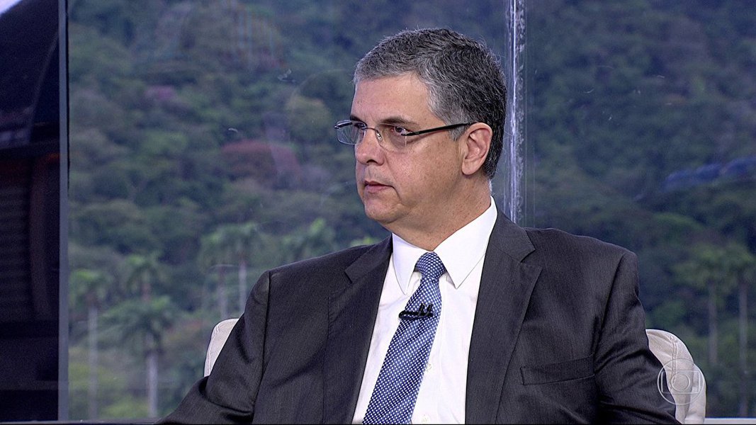 Um estado com mais funcionários inativos que ativos, o Rio de Janeiro tem um rombo previsto de R$ 17 bilhões para o orçamento do próximo ano, mas não há sinais evidentes de que a situação vá melhorar em curto ou médio prazo. De acordo com o secretário de Estado de Fazenda, Gustavo Barbosa, "o Estado do Rio tem mais de 246 mil inativos – entre aposentados e pensionistas – e 232 mil funcionários na ativa. Além disso, toda a gestão orçamentária é engessada. Eu não posso fazer grandes cortes. Para se ter uma ideia, dos R$ 63 bilhões que tenho de orçamento, R$ 41 bilhões são destinados ao pagamento de pessoal"