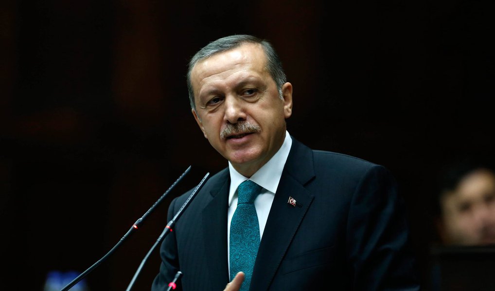 O presidente da Turquia, Recep Tayyip Erdogan, anunciou nesta quarta (20) a decretação de estado de emergência no país, durante três meses, "para proteger e fortalecer os valores democráticos"; o estado de emergência foi decretado cinco dias depois de um fracassado golpe de Estado que deixou cerca de 300 mortos e abriu uma onda de demissões por motivação política nas esferas privada e estatal, além de milhares de detenções