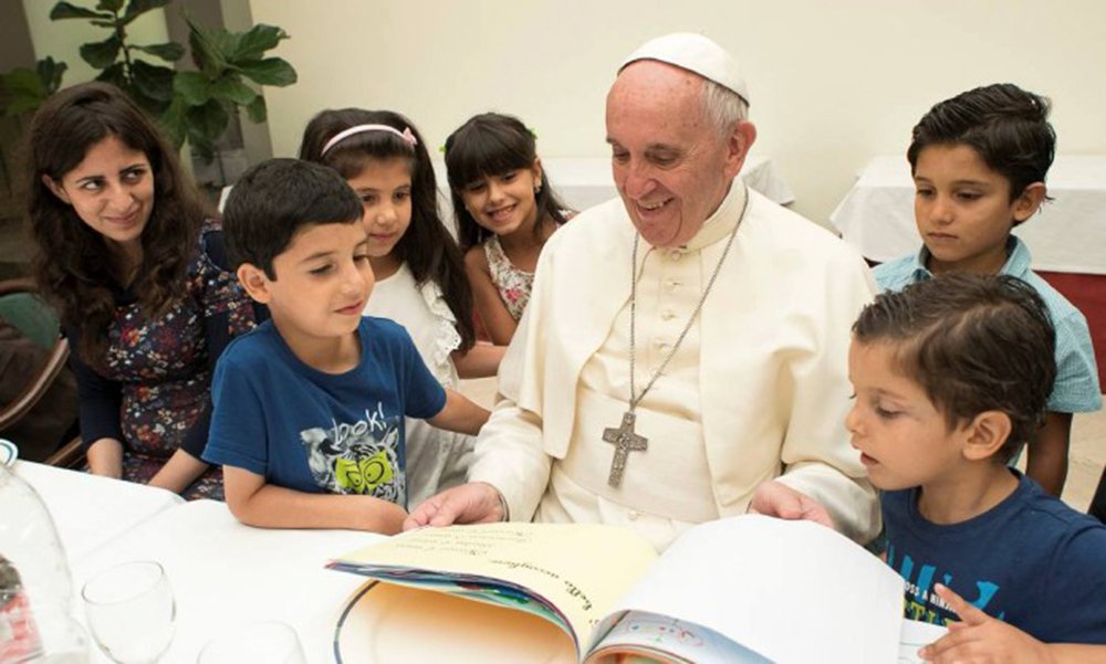 O papa Francisco almoçou na Casa Santa Marta, onde mora, com um grupo de 21 refugiados sírios que vieram da ilha de Lesbos, na Grécia, porta de entrada de imigrantes ilegais na Europa; o primeiro grupo, de 16 pessoas, veio junto com o líder religioso no próprio avião papal, quando ele retornava de uma visita à ilha, ocasião que visitou os refugiados presos no local; o segundo chegou em meados de junho; atualmente eles vivem na Comunidade de Sant'Egidio, em Roma, e são sustentados pela Igreja Católica