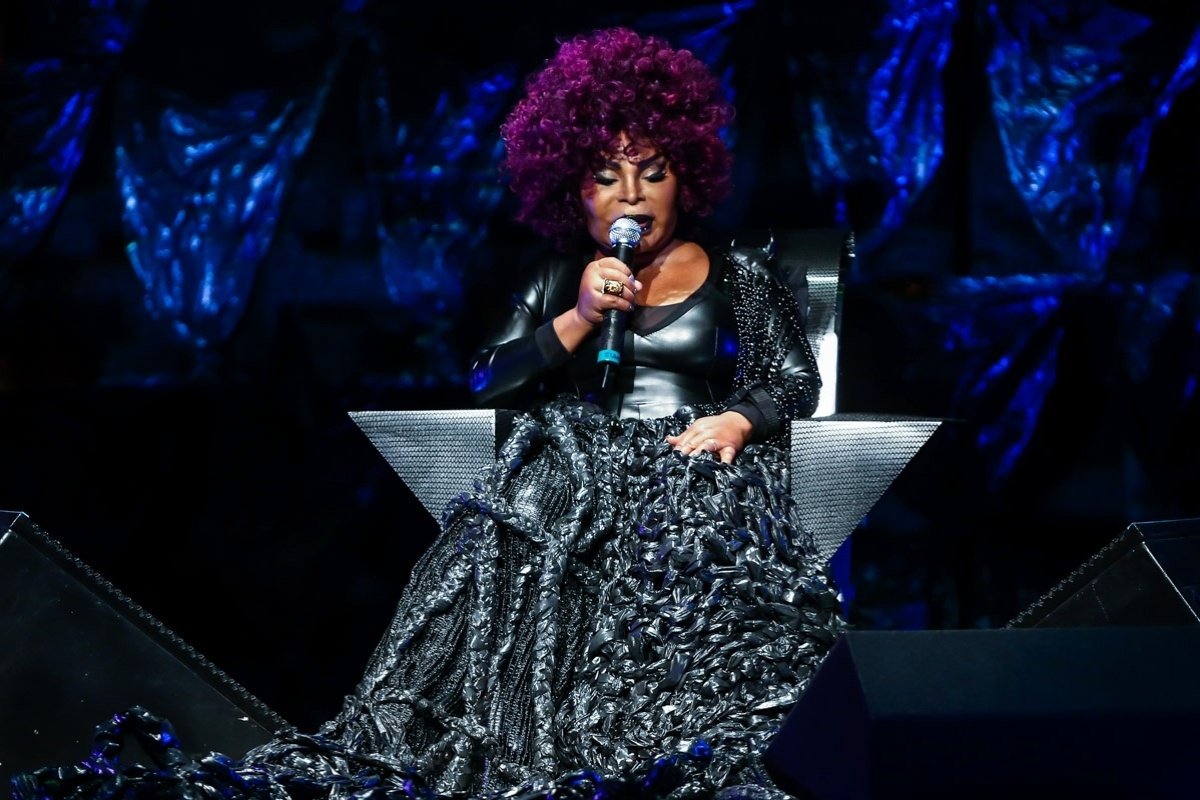 "Foi um recado explícito, cortante e 100% feminino ao 'macho' traidor Michel Temer, a grande estrela negativa da noite universal. 'Coitado do homem que cai no canto de Ossanha traidor', cantou Elza em meio ao espetáculo de despolitização transnacional, com ênfase aberta, indignada, às sílabas do (des)qualificativo traidor. Obra de gênio, de gênia", relata o jornalista Pedro Alexandre Sanches; assista e confira