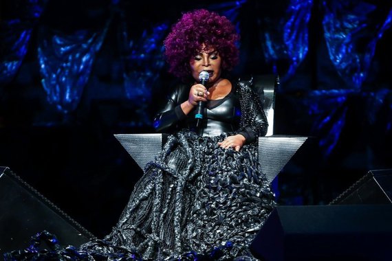 "Foi um recado explícito, cortante e 100% feminino ao 'macho' traidor Michel Temer, a grande estrela negativa da noite universal. 'Coitado do homem que cai no canto de Ossanha traidor', cantou Elza em meio ao espetáculo de despolitização transnacional, com ênfase aberta, indignada, às sílabas do (des)qualificativo traidor. Obra de gênio, de gênia", relata o jornalista Pedro Alexandre Sanches; assista e confira