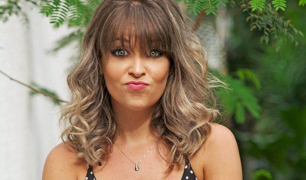 Marcela Tavares, que utiliza sua página no Facebook para postar críticas ao Brasil, aos políticos e aos costumes nacionais, foi sonoramente vaiada pela plateia brasileira durante a abertura de um show da banda Skank, em Nova York, no último sábado (24); em menos de um minuto após subir ao palco, ela deu um "boa noite" e deixou o local; ao chegar no backstage, ela postou um vídeo onde aparecia chorando e disse "amar o país"; assista ao vídeo da vaia