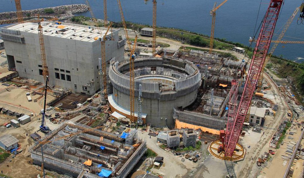O Conselho de Política Energética deve tomar uma decisão sobre a retomada das obras da usina nuclear Angra 3 até dezembro próximo e a expectativa é que a construção seja reiniciada em 2017; a tarefa foi delegada ao conselho pelo Ministério de Minas e Energia, disse o assessor de Desenvolvimento de Novas Usinas Nucleares da Eletronuclear, Marcelo Gomes da Silva, também vice-presidente da Associação Brasileira de Energia Nuclear (ABEN); as obras de Angra 3 estão paradas desde setembro do ano passado; alguns contratos estão suspensos e outros estão sendo rescindidos