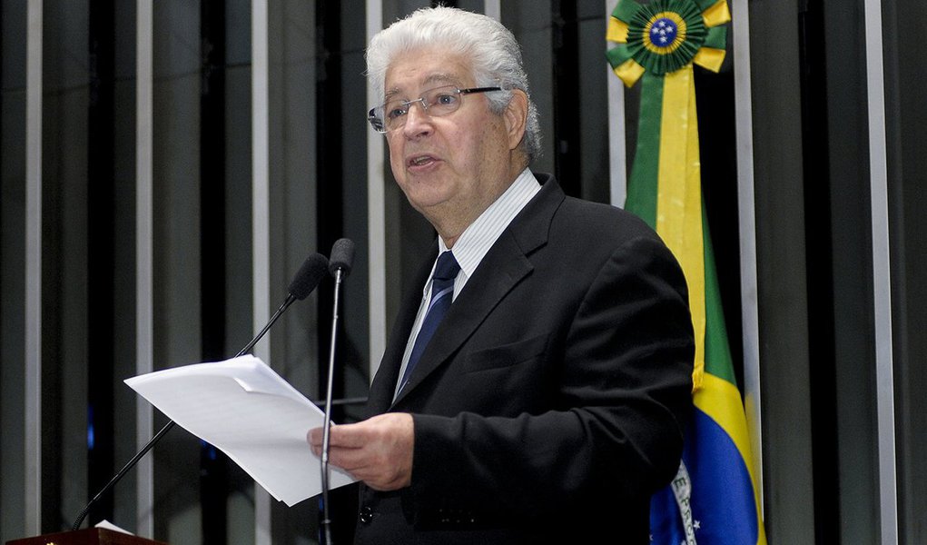 O senador Roberto Requião (PMDB-PR) afirmou ao jornalista Josias de Souza que a ‘fisiologia esclarecida ainda pode salvar Dilma’ do impeachment no Senado; “A Dilma, então, precisa de mais sete senadores”, faz as contas; segundo o parlamentar, "o impeachment é o avanço norte-americano sobre as reservas minerais —minério, petróleo e água. Essa ação não se dá só no Brasil. Acontece também na Venezuela, na Argentina e na Colômbia"; sobre as denúncia contra o ex-presidente Lula, o senado cravou: "Lula não vai para a cadeia"