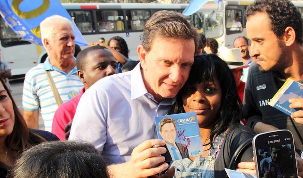 Levantamento do Instituto Paraná Pesquisas no Rio de Janeiro aponta vitória do candidato do PRB, Marcello Crivella, com 38,8% dos votos no segundo turno, contra 22,1% de Marcelo Freixo, do PSOL; 28,9% disseram que ainda não sabem em quem irão votar e outros 10,2% afirmaram que não votarão em ninguém no segundo turno