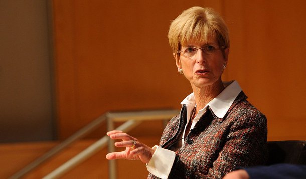 Treze membros do alto escalão do governo de George W. Bush (2001-2009) divulgaram nesta quarta-feira (12) uma carta aberta declarando apoio à candidata democrata na disputa pela Casa Branca; grupo é liderado pela ex-secretária de Transportes Mary Peters e pela ex-chefe da Agência de Proteção Ambiental Christine Todd Whitman, ambas republicanas; no documento, elas dizem que o candidato de seu partido, Donald Trump, não representa os “valores de civilidade e honestidade que devem inspirar qualquer governo”