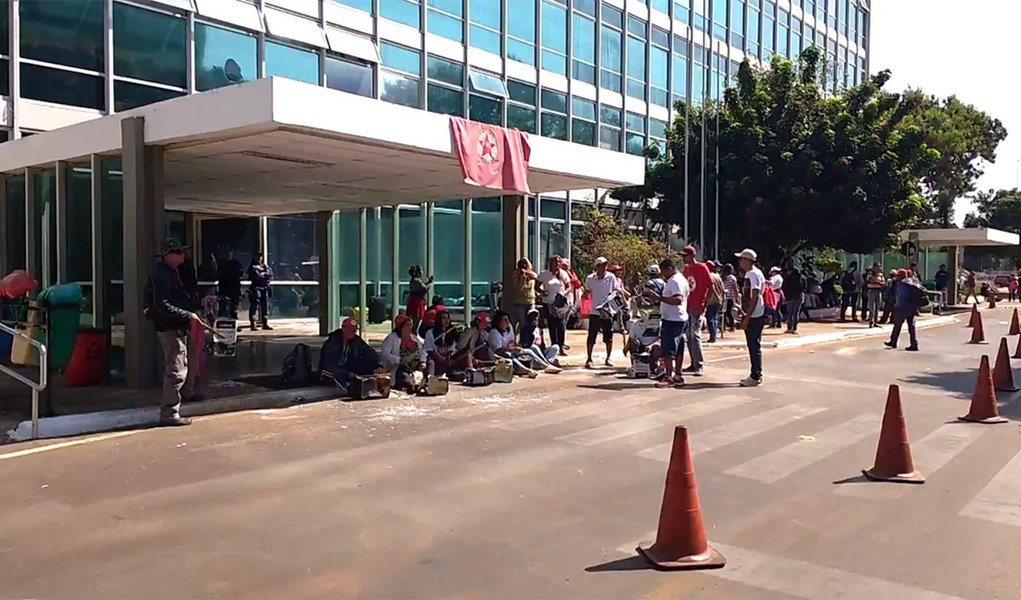 Um grupo de militantes ligados à Frente Nacional de Lutas (FNL) ocupou o prédio do antigo Ministério do Desenvolvimento Agrário, que foi incorporado pela pasta de Desenvolvimento Social no governo do presidente em exercício, Michel Temer; de acordo com a Polícia Militar, o grupo quebrou o vidro da portaria antes de ocupar o saguão do edifício; os manifestantes impediram a entrada de servidores do ministério; diretor da FNL, Manoel Conceição afirmou que os manifestantes reivindicam melhor distribuição dos recursos da União e respeito aos compromissos pela reforma agrária