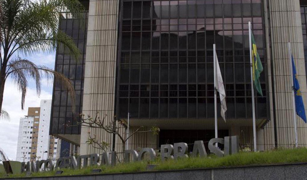 Ata da última reunião do Comitê de Política Monetária (Copom) do Banco Central (BC), aponta que choques temporários de oferta de alimentos figuram como um dos motivos que fazem com que a inflação ainda mostre resistência; como a inflação ainda permanece alta, Copom reiterou que não há espaço para redução da taxa básica de juros, a Selic, e manteve a taxa Selic em 14,25% ao ano, pela sétima vez seguida; Selic é o principal instrumento do BC para manter a inflação sob controle