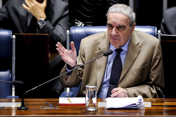 Primeira pessoa indicada pela defesa da presidente Dilma a ser ouvida no julgamento do impeachment, o economista Luiz Gonzaga Belluzzo disse que ela foi excessivamente responsável com as medidas fiscais de 2015 e afirmou que "o afastamento da presidente pelos motivos alegados é um atentado à democracia"; segundo ele, o impacto provocado pela edição dos decretos suplementares, mesmo sem autorização do Congresso, foi "ridículo"