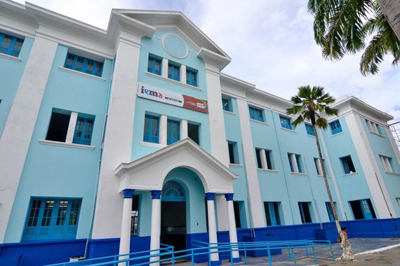 O governo do Estado assinou cinco novos contratos para a construção dos Institutos de Educação, Ciência e Tecnologia do Maranhão (Iemas); nesta etapa serão beneficiados cinco municípios: Coroatá, Carutapera, Matões, Santa Helena e São Domingos; as empresas que venceram as licitações tem um prazo de 18 meses para concluir a obra; serão investidos R$ 55 milhões; no estado, três municípios já foram beneficiados, São Luís, Bacabeira e Pindaré Mirim; a meta do governo é de que até 2018, 23 unidades estejam em pleno funcionamento