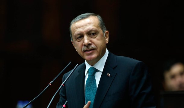 O presidente da Turquia, Recep Tayyip Erdogan, anunciou nesta quarta (20) a decretação de estado de emergência no país, durante três meses, "para proteger e fortalecer os valores democráticos"; o estado de emergência foi decretado cinco dias depois de um fracassado golpe de Estado que deixou cerca de 300 mortos e abriu uma onda de demissões por motivação política nas esferas privada e estatal, além de milhares de detenções