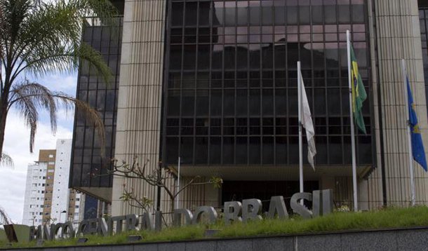 Ata da última reunião do Comitê de Política Monetária (Copom) do Banco Central (BC), aponta que choques temporários de oferta de alimentos figuram como um dos motivos que fazem com que a inflação ainda mostre resistência; como a inflação ainda permanece alta, Copom reiterou que não há espaço para redução da taxa básica de juros, a Selic, e manteve a taxa Selic em 14,25% ao ano, pela sétima vez seguida; Selic é o principal instrumento do BC para manter a inflação sob controle
