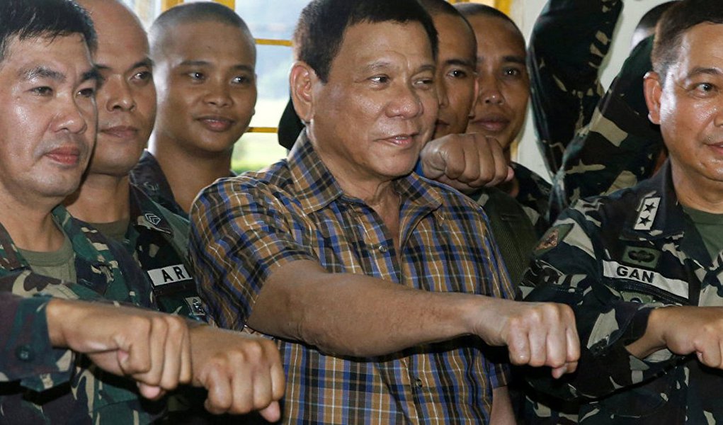 Presidente filipino Rodrigo Duterte foi acusado de ter assassinado um funcionário do departamento de justiça, além deter mandado executar diversos opositores pelo ex-integrante  do"esquadrão da morte" Edgar Matobato; Matobato depôs no Senado sobre as acusações nesta quinta-feira (15); "Nossa tarefa era matar criminosos, estupradores, traficantes e ladrões. É o que nós fazíamos. Matávamos pessoas quase diariamente", confessou Matobato; segundo ele, o "esquadrão da morte" matou sobretudo suspeitos criminosos e inimigos pessoais da família de Duterte entre os anos de 1988 e 2013