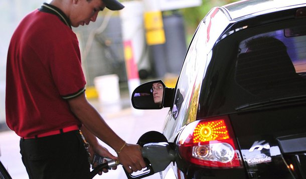 Estimativa é do Sindicato dos postos de gasolina de São Paulo, que passa a vigorar a partir da noite desta segunda-feira; em Minas, já houve até aumento, puxado pelo etanol; a redução no preço da gasolina pela Petrobras foi anunciada na sexta-feira nas manchetes dos jornais tradicionais como a primeira redução em 9 anos; reportagens diziam ainda que a medida iria fazer a inflação despencar e levar o Banco Central baixar os juros