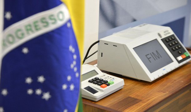 Defendo eleições diretas (PEC 20/2016) para presidente da República em outubro deste ano, junto às eleições municipais. O eleito teria um mandato de dois anos, contados a partir de 1º de janeiro de 2017