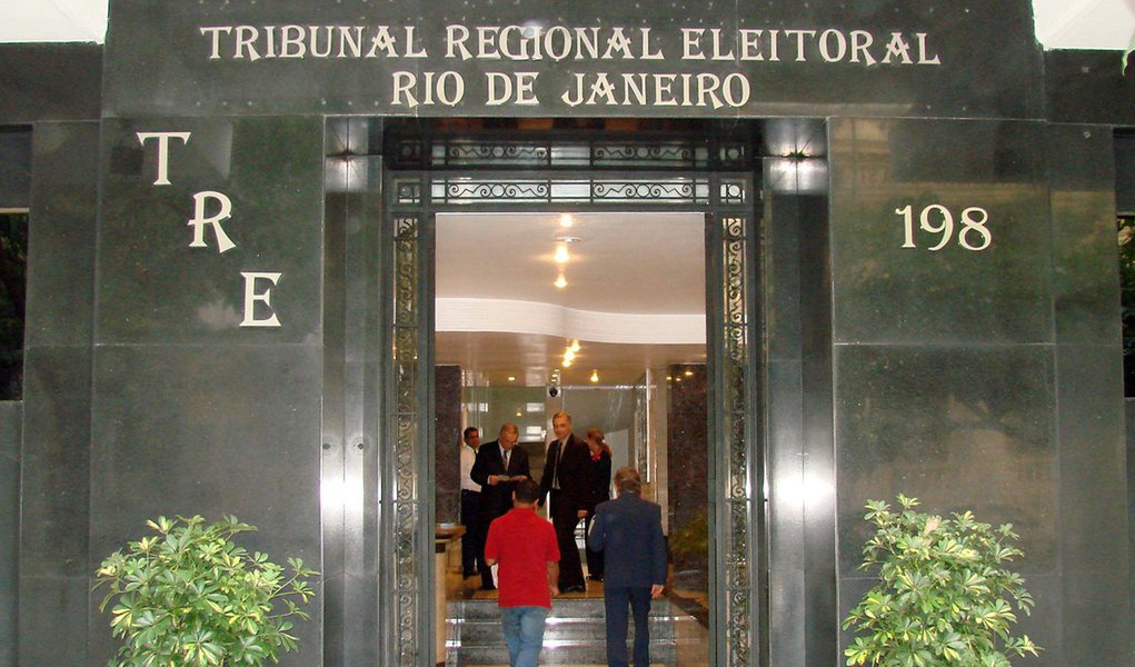 Decisões do plenário do TRE-RJ modificaram os resultados das eleições para prefeito em cinco municípios do Estado do Rio; em Nova Iguaçu, no Grande Rio, os 157.986 votos de Rogério Lisboa (DEM) foram validados; com isso, haverá segundo turno e ele disputará a vaga para a prefeitura com Bornier (PMDB), que teve 131.531 votos; em outros quatro municípios, que têm menos de 200 mil eleitores, os primeiros colocados, que estavam com seus votos anulados, tiveram suas candidaturas deferidas pela Justiça e, assim, o resultado final das eleições foi modificado
