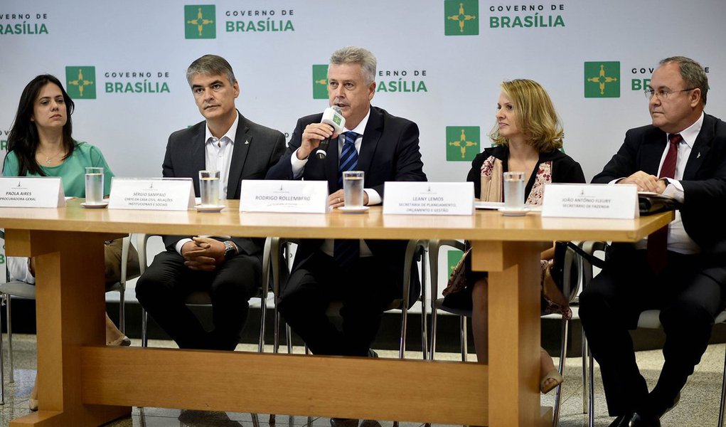 Envolto em grave crise financeira, o governo de Brasília não terá condições de pagar a última parcela do reajuste salarial destinado a 32 categorias de servidores públicos; o aumento, aprovado sem previsão orçamentária na gestão anterior, provocaria um impacto anual de R$ 1,5 bilhão e comprometeria o depósito em dia dos proventos do funcionalismo; segundo o governador Rodrigo Rollemberg, cálculos da equipe econômica apontam que a majoração levaria o Distrito Federal a empenhar, em 2017, média de 49,37% da receita corrente líquida com remuneração; isso levaria o estado a ultrapassar o limite máximo da LRF, que estabelece teto de 49%