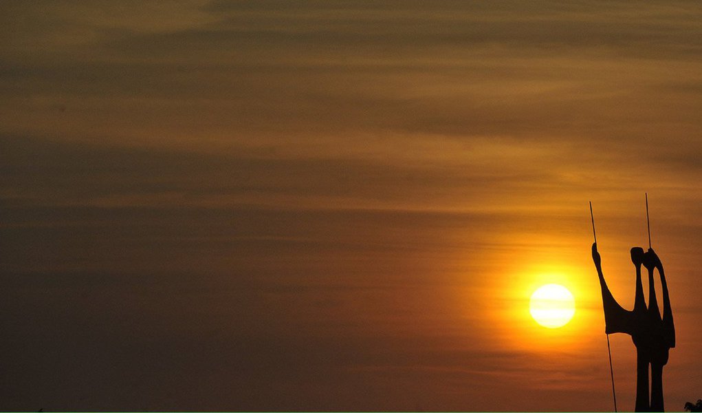 Brasília começou a enfrentar em setembro seu primeiro esquema de racionamento de água por falta do recurso; em um período aproximado de duas semanas, cinco regiões administrativas tiveram o fornecimento de água suspenso, o que afetou cerca de 600 mil pessoas; as primeiras suspensões do abastecimento, sofridas por Brazlândia, não foram programadas, mas decorrentes da falta de água no córrego de origem devido a um período de estiagem maior que o comum na região; a partir disto, a Agência Reguladora de Água, Energia e Saneamento Básico do Distrito Federal (Adasa) fez um plano de contingenciamento; de pequeno porte. muitos cursos d'água já secaram