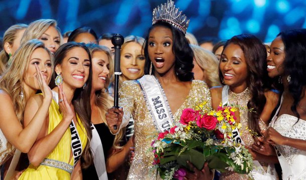 Uma oficial do exército, Deshauna Barber, foi coroada Miss EUA 2016; o concurso ocorreu neste domingo (5); a jovem de 26 anos, representante do Distrito de Columbia, continuou a tradição militar de sua família; Barber é filha de um sargento-mor do Exército