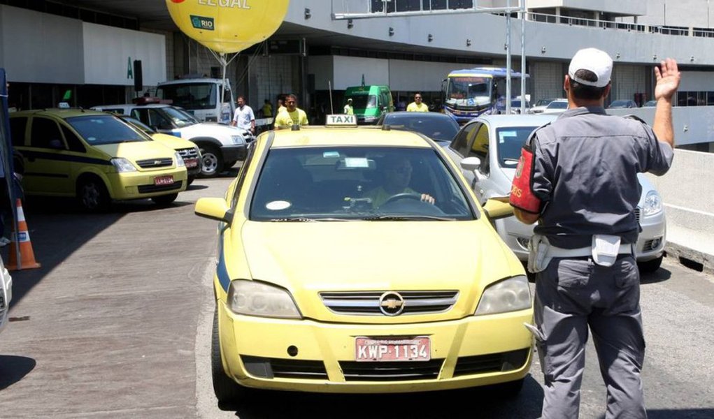 O MP-RJ denunciou à Justiça 49 taxistas irregulares suspeitos de ameaçar taxistas legalizados no Aeroporto Internacional Tom Jobim/Galeão; segundo o MP, o grupo atua no desembarque dos dois terminais desde 2014, lucrando com atividades irregulares e ameaçando motoristas e funcionários do aeroporto; eles estão sendo denunciados pelos crimes de lesão corporal, injúria, constrangimento ilegal, ameaça, dano, estelionato, adulteração de sinal identificador de veículo, entre outros