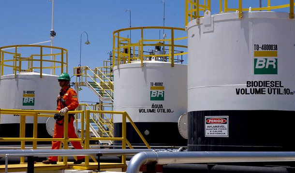 A produção de petróleo e gás da Petrobras, no Brasil e exterior, aumentou 2,5 por cento no terceiro trimestre deste ano ante o mesmo período de 2015, para 2,87 milhões de barris de óleo equivalente (boed), em média, de acordo com dados da estatal. A média do volume produzido no trimestre ficou praticamente igual ao total registrado em setembro, que registrou crescimento de 1,4 por cento ante agosto