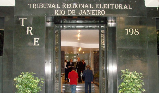 Decisões do plenário do TRE-RJ modificaram os resultados das eleições para prefeito em cinco municípios do Estado do Rio; em Nova Iguaçu, no Grande Rio, os 157.986 votos de Rogério Lisboa (DEM) foram validados; com isso, haverá segundo turno e ele disputará a vaga para a prefeitura com Bornier (PMDB), que teve 131.531 votos; em outros quatro municípios, que têm menos de 200 mil eleitores, os primeiros colocados, que estavam com seus votos anulados, tiveram suas candidaturas deferidas pela Justiça e, assim, o resultado final das eleições foi modificado