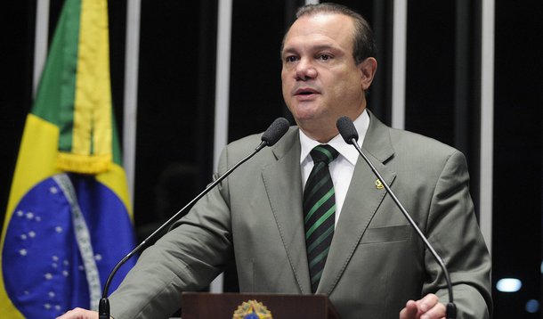Na noite de sábado, 27, o senador Wellington Fagundes (PR-MT), líder do Partido da República, deu entrada no Hospital Brasilia, após passar pelo Serviço Médico do Senado Federal; Wellington foi diagnosticado com diverticulite e não tem previsão de alta; seu voto era considerado favorável ao golpe parlamentar de 2016