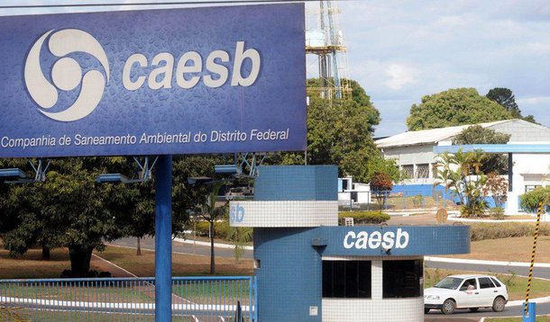 O Tribunal Regional do Trabalho (TRT) determinou que a Companhia de Saneamento Ambiental do Distrito Federal (Caesb) conceda reajuste salarial de 9,8% aos funcionários, retroativo a maio; os funcionários pediam reajuste de 19% em salários e benefícios e redução da jornada, mas companhia ofereceu 2,5%; em nota, a Caesb lamentou a decisão e afirmou que a "empresa irá cumprir a decisão, mas vai recorrer ao TST, pois esse reajuste compromete a sustentabilidade econômica e financeira da Caesb, que passará a gastar mais da metade de toda sua arrecadação exclusivamente com despesas de pessoal"