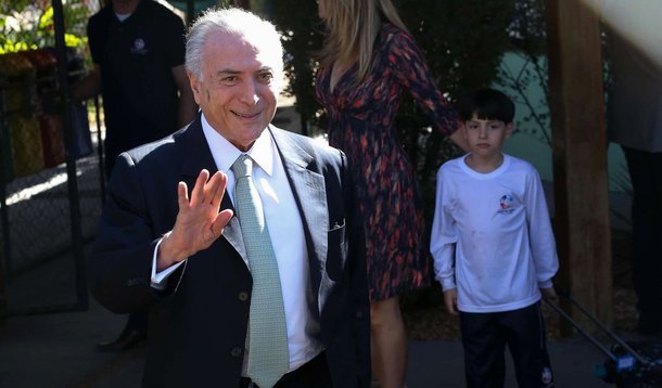 O que chama atenção nesse episódio todo é a falta de noção de certa imprensa. Além de aliviar para Temer após atitude tão ridícula, um grande jornal teve a falta de senso de ridículo de criticar a presidente afastada, Dilma, pela escolha de escola que o mordomo de filme de Terror fez para seu filho