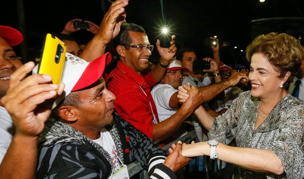 A presidente eleita, Dilma Rousseff, deve desembarcar em São Luís ainda na próxima quinta-feira (28), para participar da abertura da Feira da Reforma Agrária (MST), na Praça Maria Aragão; a expectativa também fica pelo provável comentário por parte da petista sobre a tentativa de golpe que vem sofrendo e fez o seu ex-vice Michel Temer chegar ao Palácio do Planalto; veículos internacional como o NYT, El País, The Economist e Spiegel já denunciaram o golpe contra a presidente, além de nomes importantes do trabalhismo britânico e congressistas americanos 