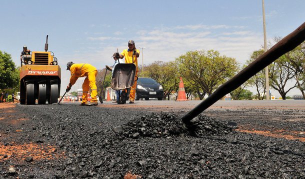 Mais de cem mil motoristas que diariamente usam a DF-003, mais conhecida como Estrada Parque Indústria e Abastecimento (Epia), para acessar o Eixo Monumental serão beneficiados com três obras para melhorar o trânsito na região; duas baias para ônibus em frente ao Cruzeiro Velho e uma faixa de desaceleração para quem vem da saída norte do Distrito Federal ajudarão a desafogar o tráfego nos horários de pico