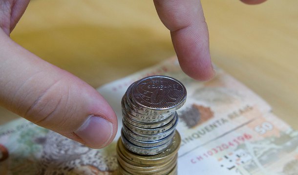 O Conselho Monetário Nacional (CMN) fixou nesta quinta (30) em 4,5% a meta de inflação oficial (medida pelo Índice Nacional de Preços ao Consumidor Amplo, IPCA) para 2018; a margem de tolerância foi mantida em 1,5 ponto percentual para cima ou para baixo; com a decisão, o IPCA poderá chegar a, no máximo, 6% no próximo ano; desde 2005, esse percentual está mantido em 4,5%
