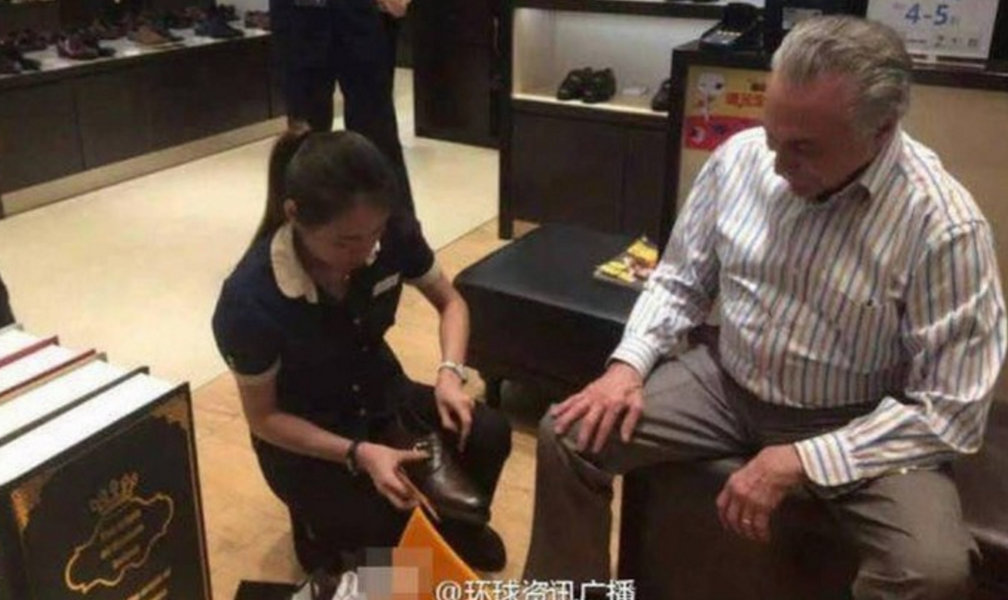 Em vez de agir como mascate de produtos brasileiros na reunião do G20, Michel Temer fez o inverso; aproveitou um momento de folga para comprar um sapato chinês por R$ 389; produtos chineses são os principais concorrentes dos calçados brasileiros nos Estados Unidos e na Europa; se a ideia era "vender o Brasil", Temer marcou um gol contra e agiu como propagandista da indústria chinesa