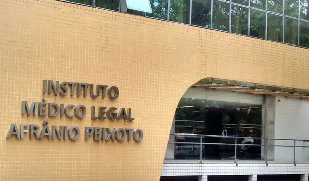 A paralisação obrigou a suspensão dos serviços de necropsia, porque os funcionários terceirizados do serviço de limpeza foram demitidos; eles estavam sem receber há três meses e receberam o aviso prévio no último dia 18;