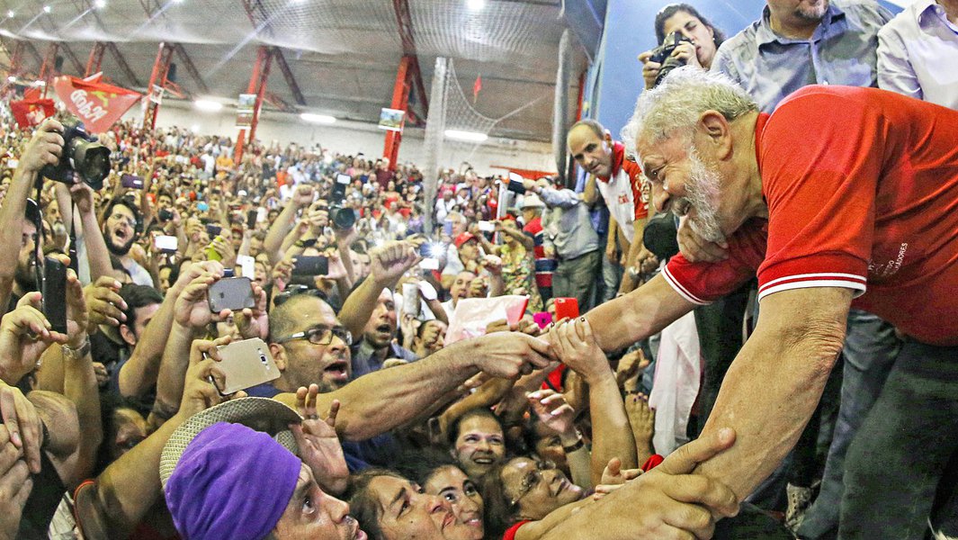 "Os justiceiros estão ansiosos para encerrar a Lava Jato, afinal uma parte valiosa do plano já é exitosa: a farsa do impeachment da Presidente Dilma. Mas eles não podem encerrá-la, porém, sem antes alcançar o objetivo fundamental de incriminar, condenar e levar Lula à prisão para aniquilá-lo politicamente e impedir que retorne à Presidência do Brasil", diz o colunista Jeferson Miola; "No Brasil, o nazi-fascismo ganha materialidade na ojeriza aos petistas que é propagada nas escolas 'sem-partido', na TV 'sem-partido', nos jornais 'sem-partido', na Procuradoria da República 'sem-partido', na Polícia Federal 'sem-partido' e no STF 'sem-partido'”