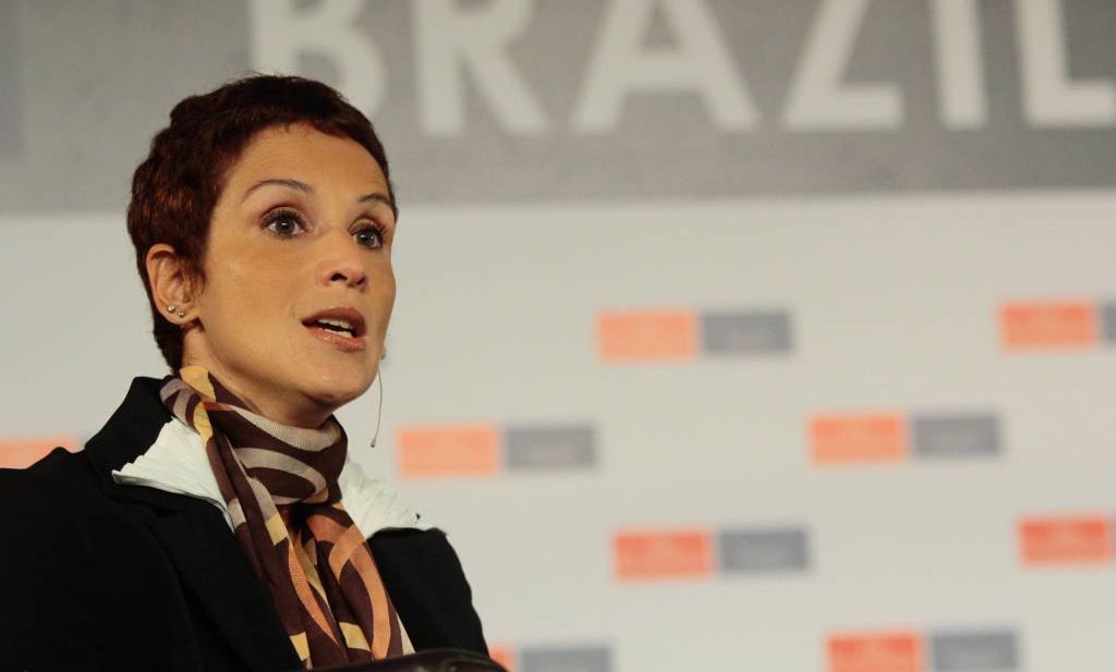 Jornalista Fernando Brito, do Tijolaço, destaca trecho do artigo da economista Monica de Bolle em que ela admite, "com todas as letras, que o congelamento dos gastos públicos acabará acarretando um congelamento do salário mínimo – inclusive para quem não é servidor ou aposentado"; "Tradução, bem prática: é o fim do reajuste do mínimo que incorpore o crescimento da economia. Crescimento real zero", afirma Brito