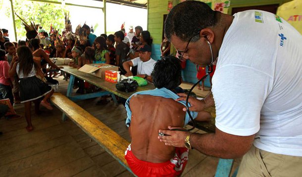 O texto beneficia profissionais brasileiros formados no exterior e estrangeiros que trabalham no programa sem diploma revalidado no país. O prazo para a votação da MP vence dia 29 de agosto. O texto também segue para o Senado e tem uma semana para ser aprovado