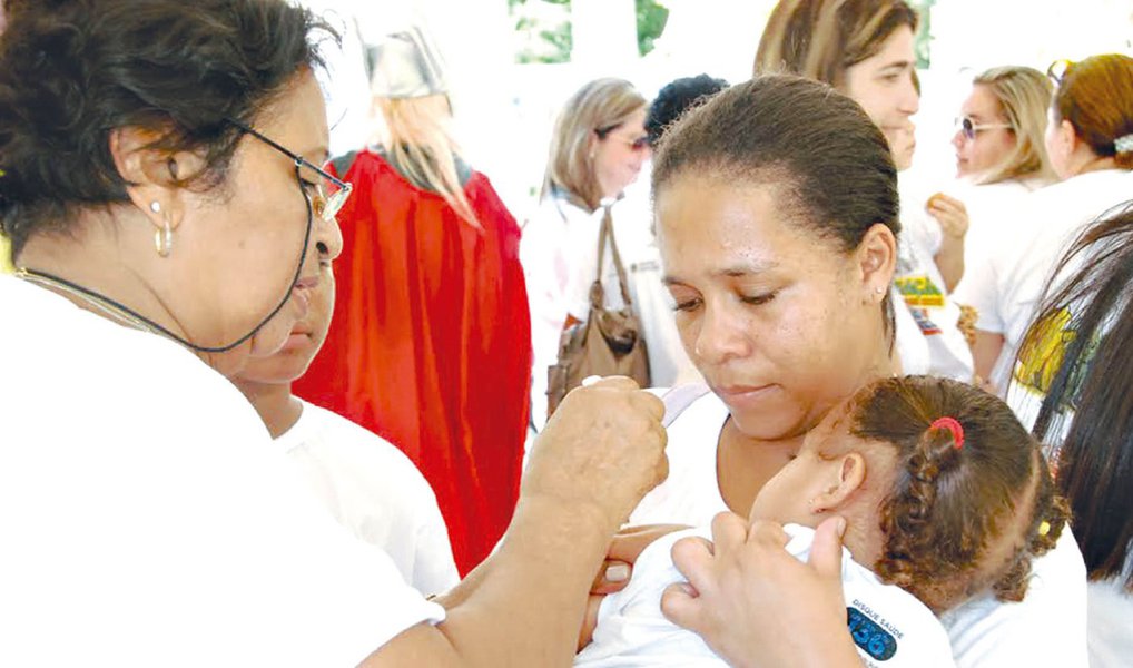 Desde o início do ano, Brasília registrou 525 casos de caxumba; moradores estão em estado de alerta para o avanço da doença que, segundo a Secretaria de Saúde, já pode ser considerada um surto na capital; a proximidade do inverno — que começa oficialmente em 21 de junho —, mudanças bruscas de temperatura e a baixa umidade do ar contribuem para a proliferação do vírus e podem aumentar bastante o número de casos; não há registros recentes de surtos na capital